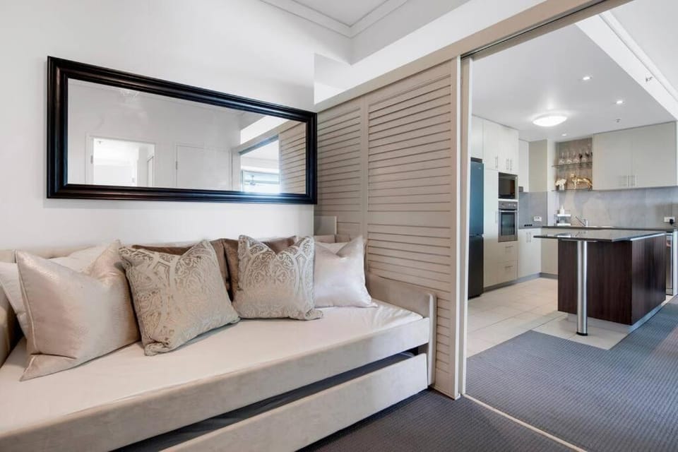 Exceptional Luxury ~ Broadwater Beauty ~ Free Parking ~ Top Location Apartment in Gold Coast