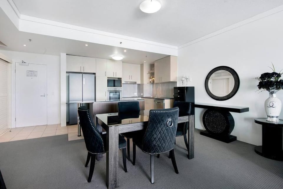 Exceptional Luxury ~ Broadwater Beauty ~ Free Parking ~ Top Location Apartment in Gold Coast
