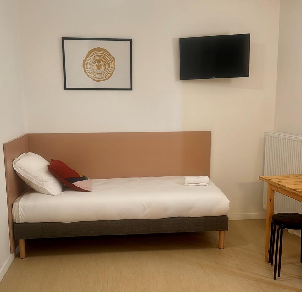 TV and multimedia, Seating area, Bedroom