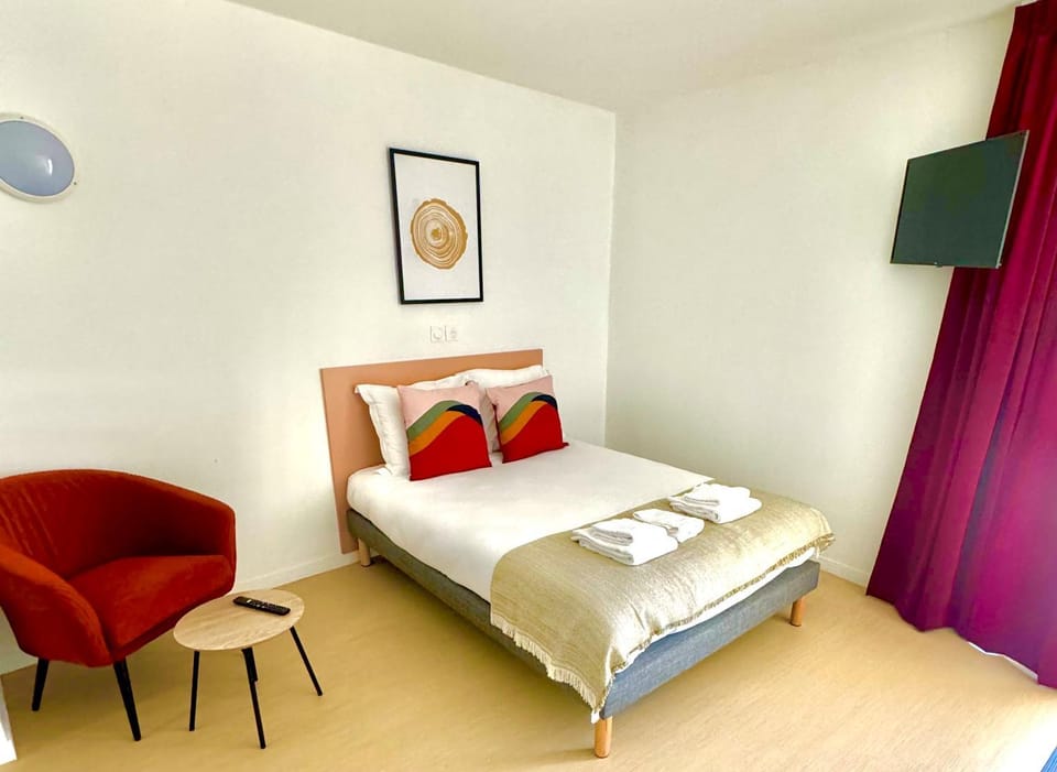 Bed, TV and multimedia, Photo of the whole room, Bedroom, towels