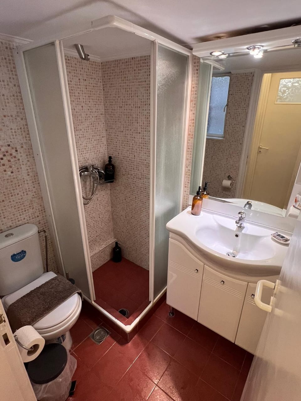 Shower, Toilet, Bathroom, Photo of the whole room, heating