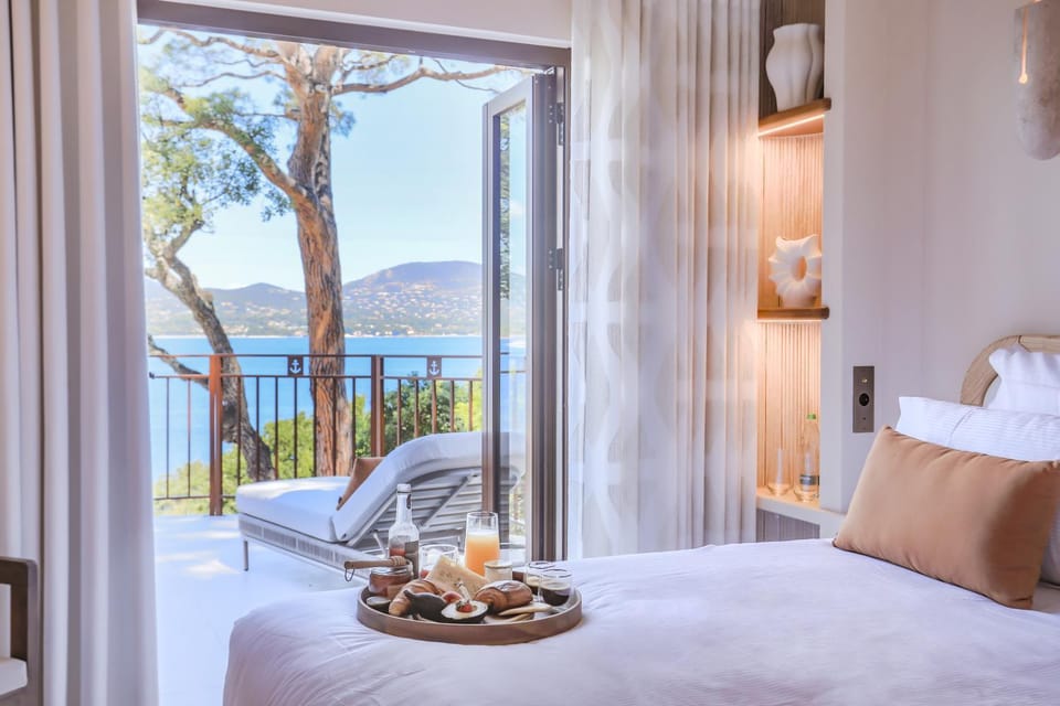 Bed, Natural landscape, View (from property/room), Balcony/Terrace, Photo of the whole room, Bedroom, Sea view