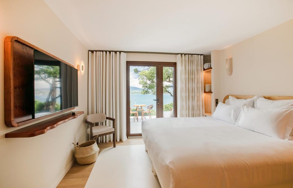 Bed, TV and multimedia, Photo of the whole room, Bedroom