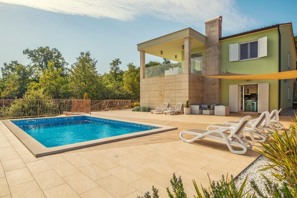 Property building, Patio, Day, Pool view, Swimming pool, sunbed