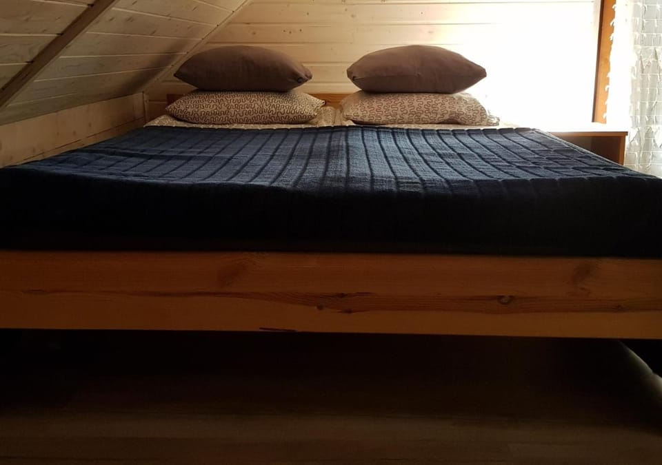 Bed, Photo of the whole room, Seating area, Bedroom, bunk bed, towels, towels