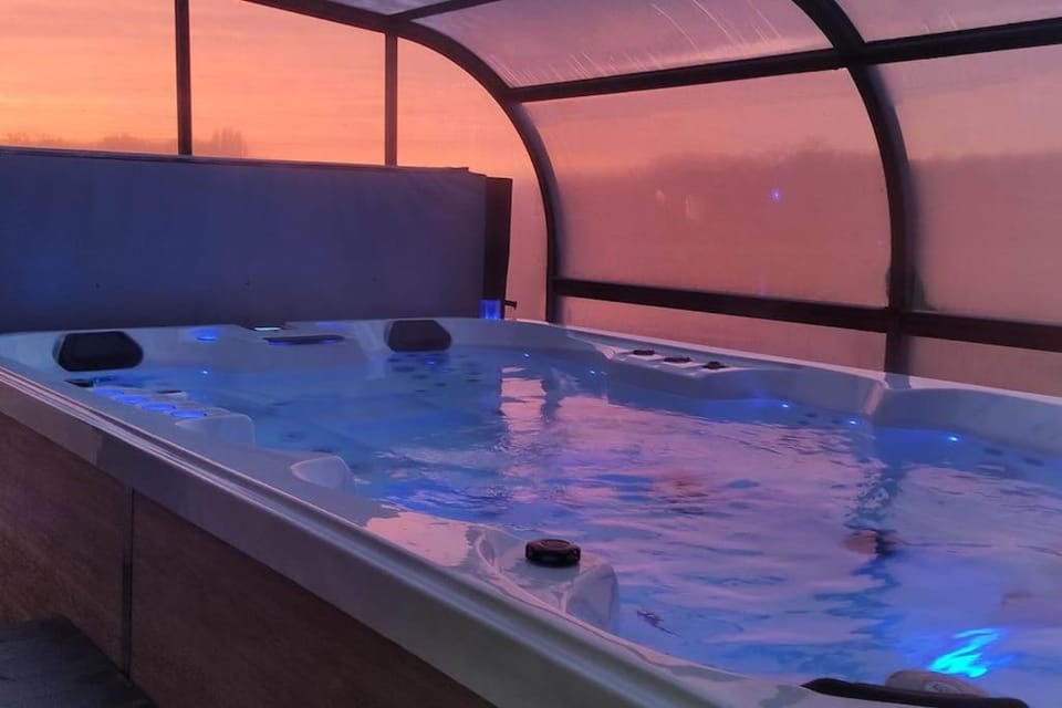 gite mille et une bulles avec jacuzzi couvert et privatisé 24 h/24 h House in Île-de-France