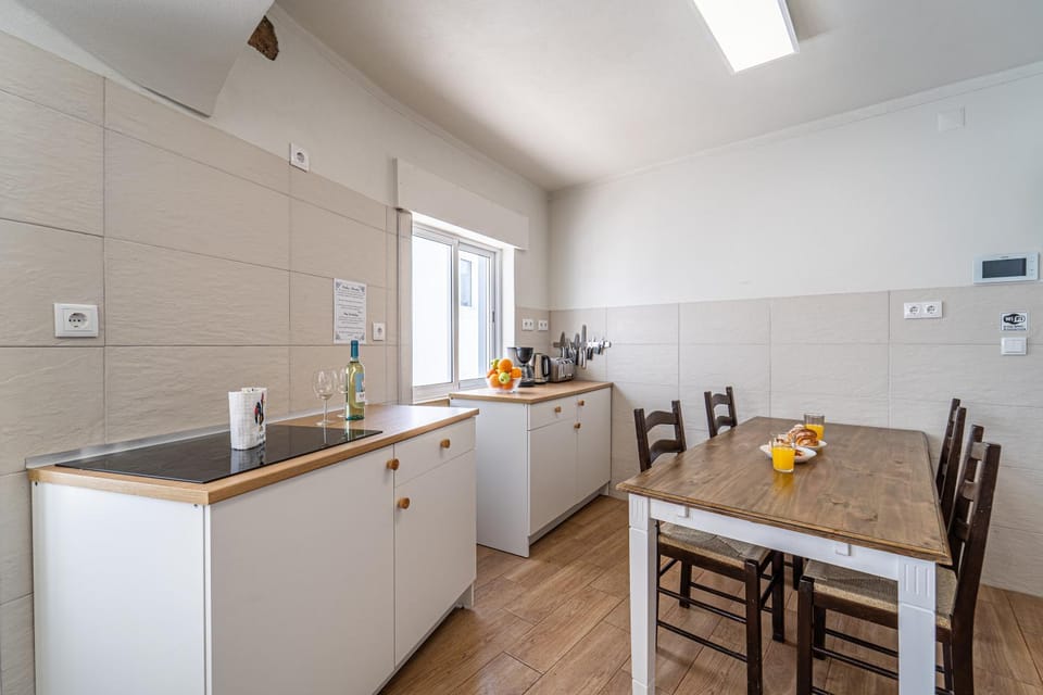 Kitchen or kitchenette, Dining area, minibar, stove