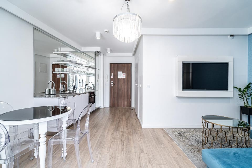 TV and multimedia, Kitchen or kitchenette, Living room, Seating area, Dining area