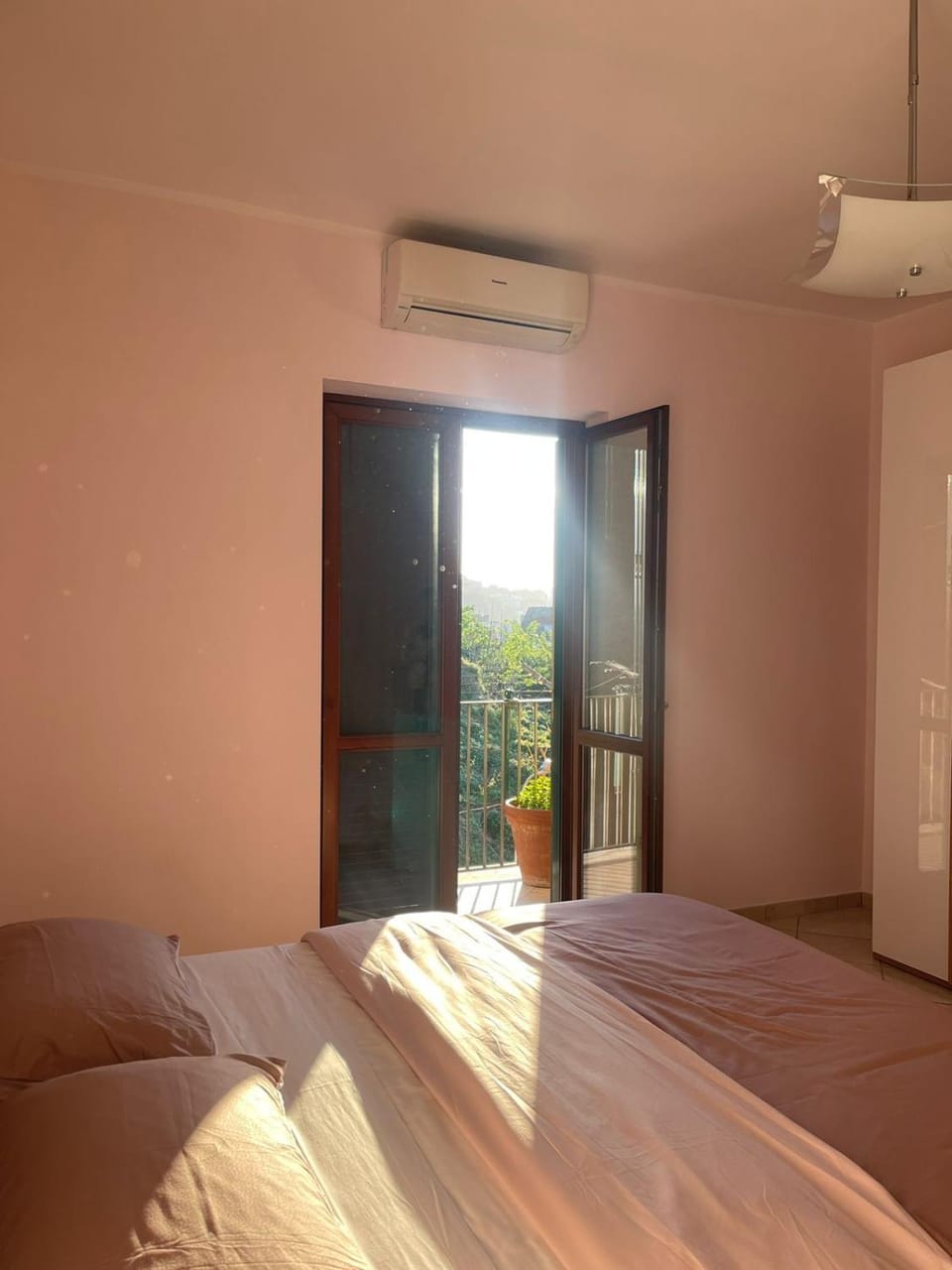 Bed, Photo of the whole room, Bedroom, air conditioner