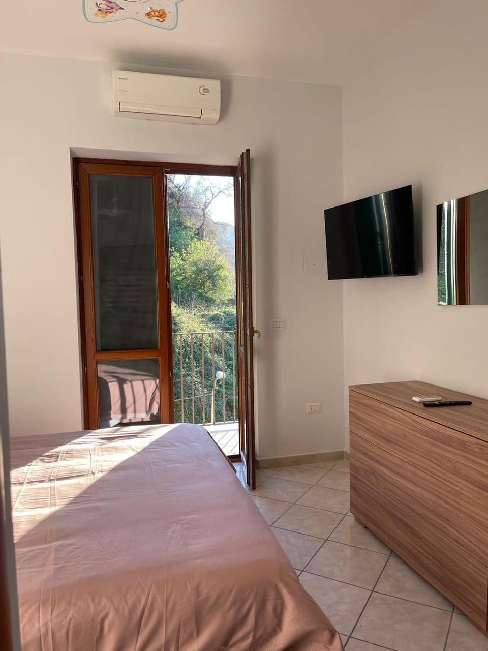 Bed, TV and multimedia, Photo of the whole room