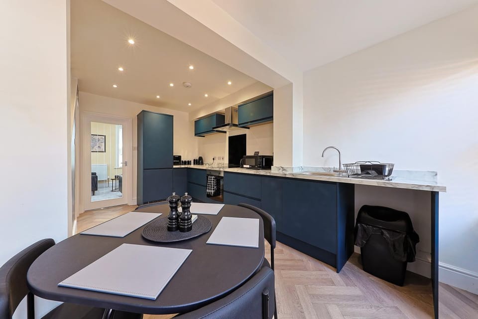Kitchen or kitchenette, Dining area, stove