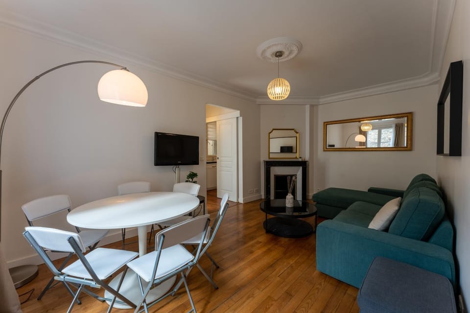 Appartement de luxe Champs Elysees Neuf Apartment in Paris