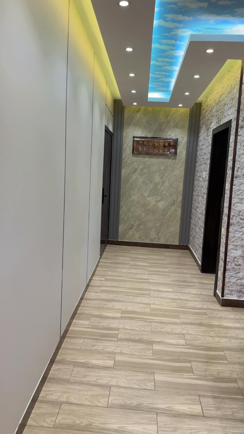 شقة خمس غرف مطلة على طريق السودة Apartment in Saudi Arabia