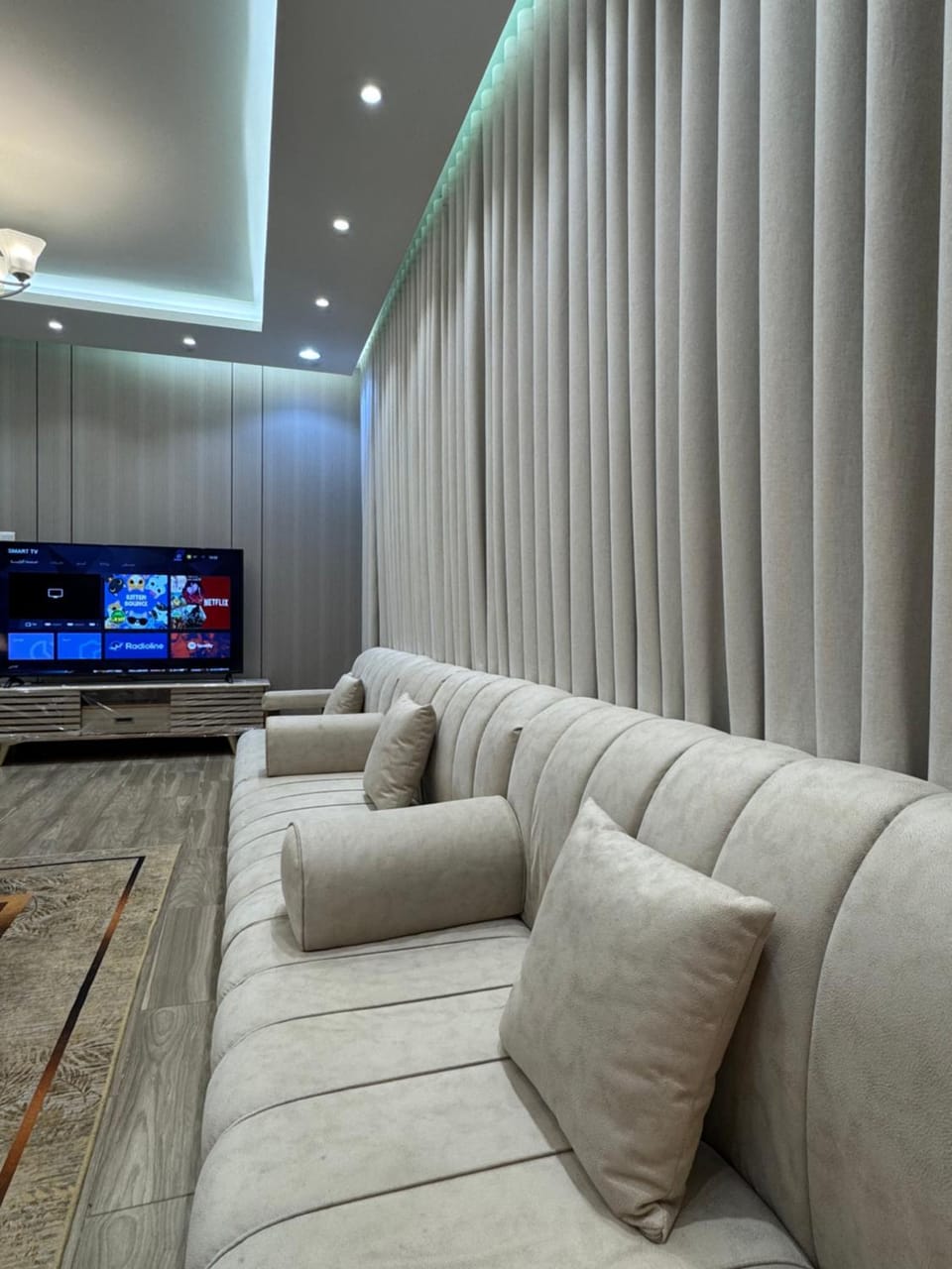 شقة خمس غرف مطلة على طريق السودة Apartment in Saudi Arabia