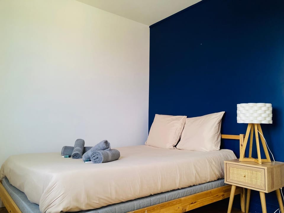 Bed, Night, Photo of the whole room, Bedroom, towels