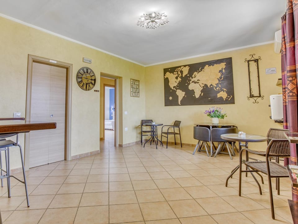 Communal lounge/ TV room, Living room, Decorative detail, Seating area, Breakfast