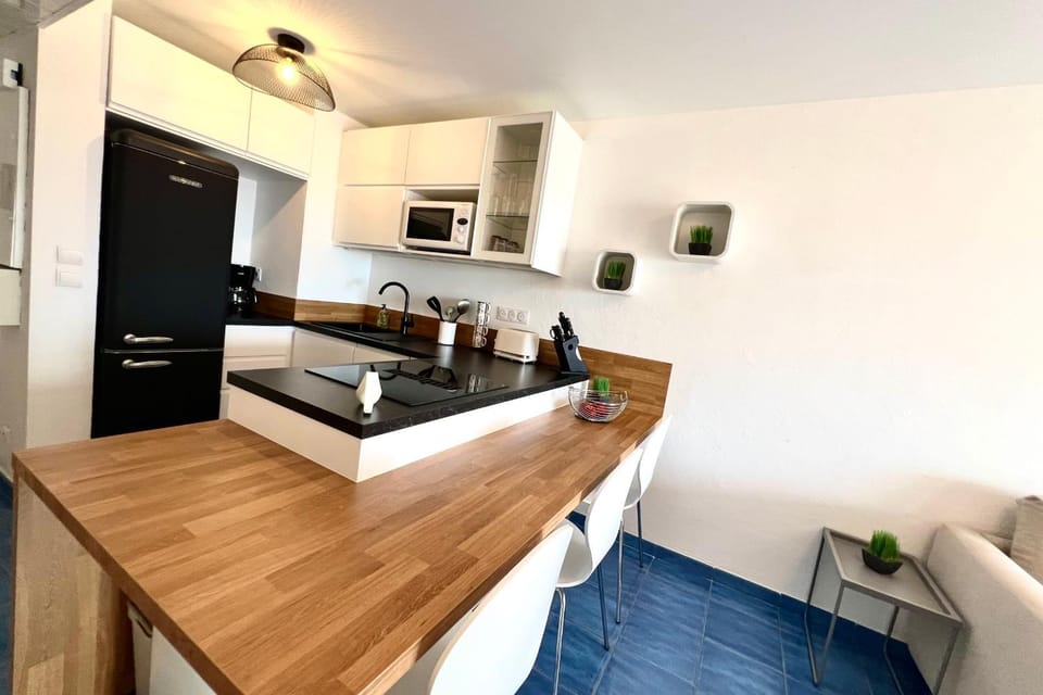Golfe Juan - 4 People - Sea View - Swimming Pool - Garage House in Antibes