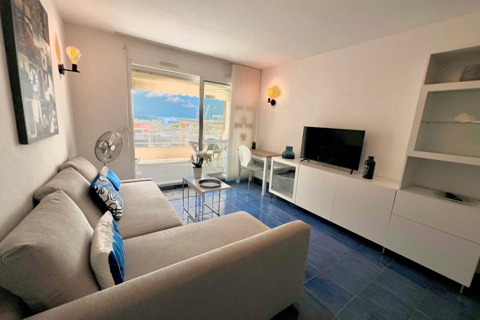 Golfe Juan - 4 People - Sea View - Swimming Pool - Garage House in Antibes