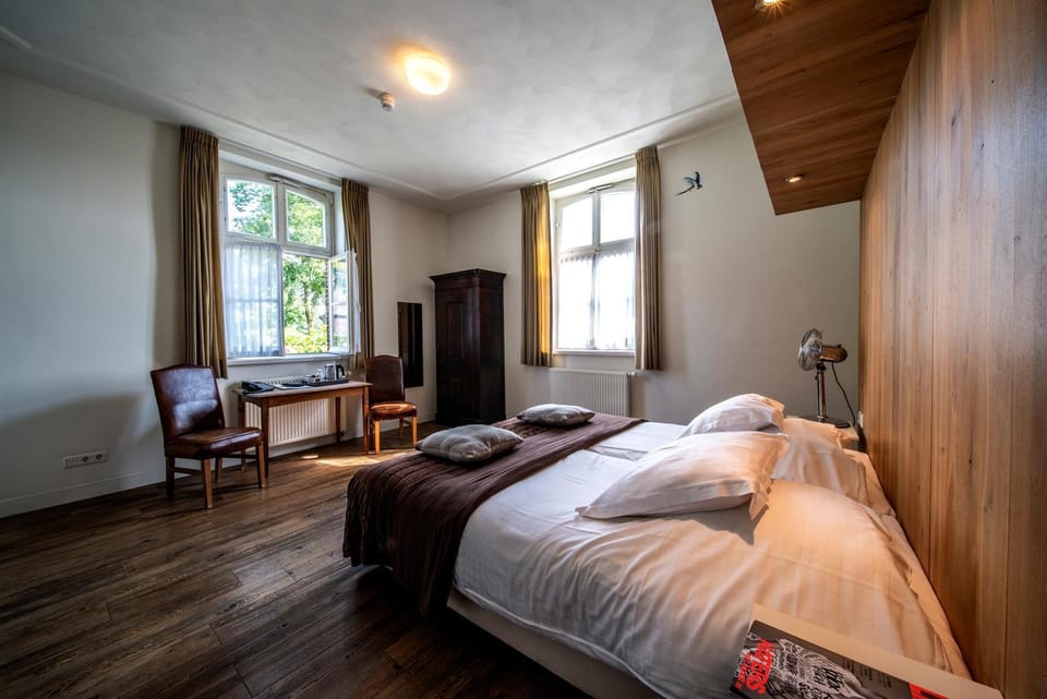 Bed, Photo of the whole room, Seating area, Bedroom