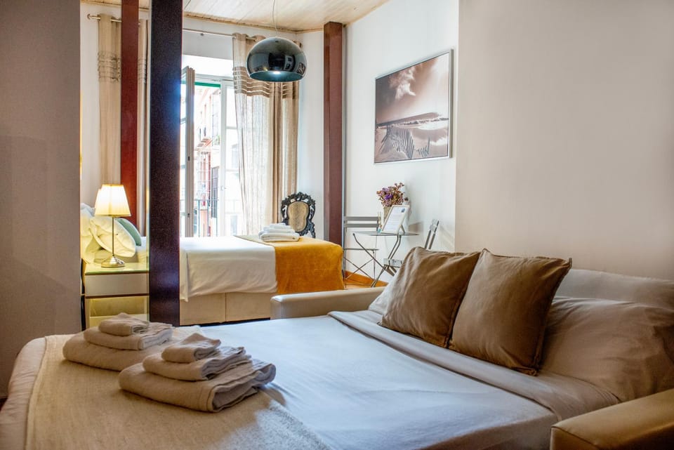 Bedroom, towels