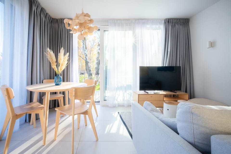 Communal lounge/ TV room, Garden, Living room