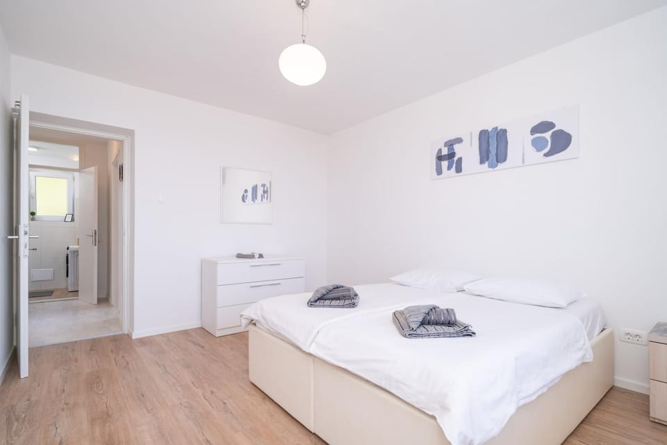 Bedroom, towels