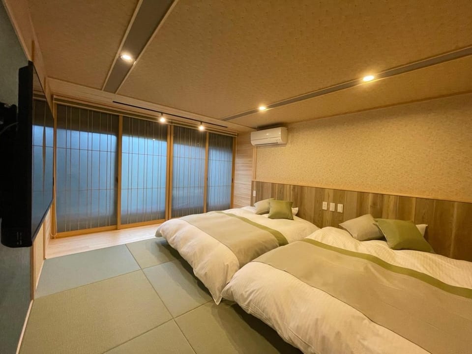 Bed, Photo of the whole room, Bedroom, air conditioner