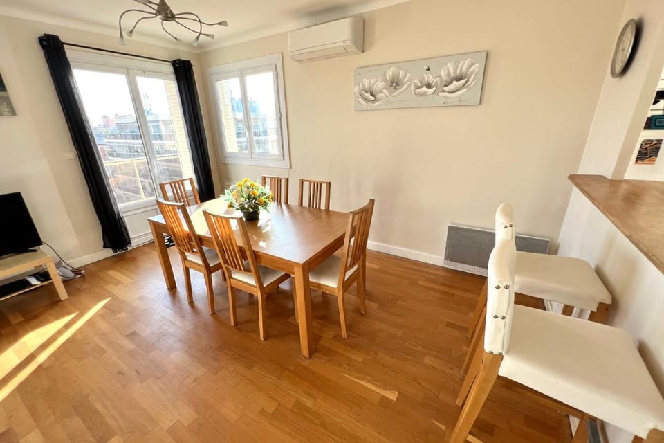 TV and multimedia, Seating area, Dining area, air conditioner
