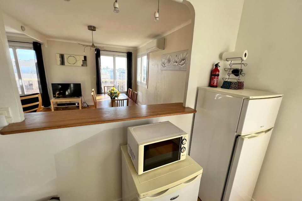 Kitchen or kitchenette, Dining area, dishwasher, minibar