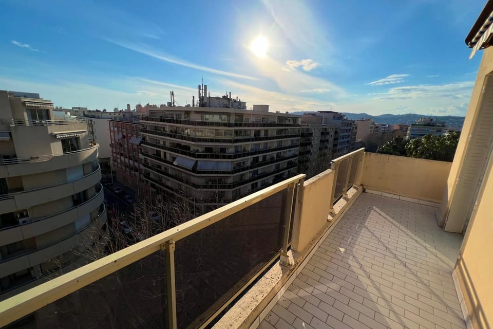 View (from property/room), Balcony/Terrace, City view