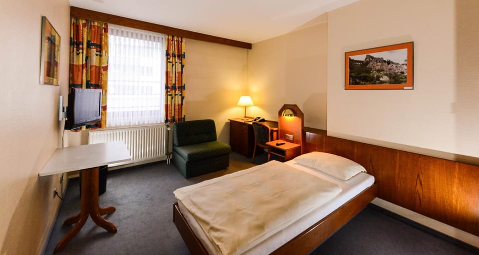 Bed, TV and multimedia, Photo of the whole room, Seating area, Bedroom