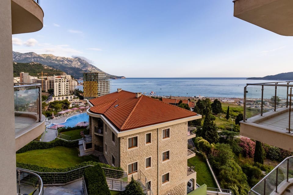 Property building, Natural landscape, Mountain view, Pool view, Sea view, Swimming pool