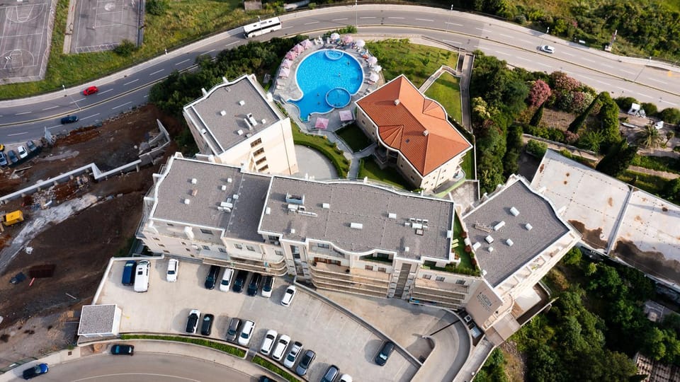 Property building, Neighbourhood, Location, Parking