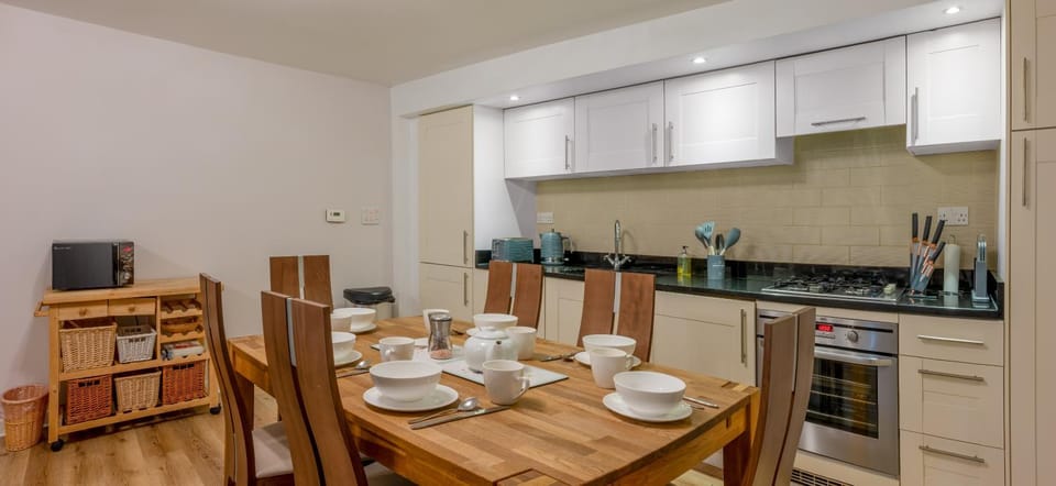 Kitchen or kitchenette, Living room, Dining area, minibar, pet friendly, stove, toaster