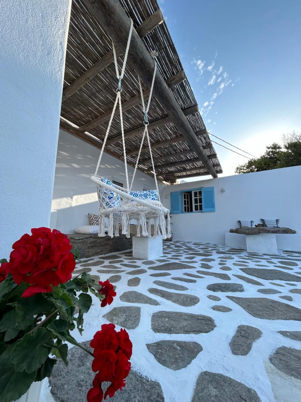 Property building, Day, Balcony/Terrace