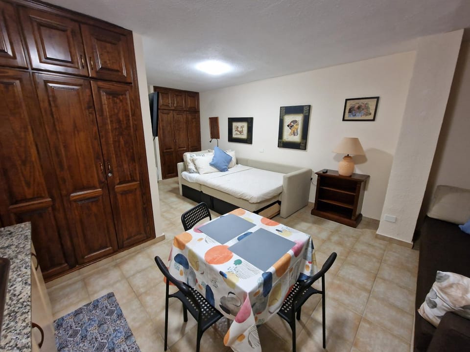 Bed, Living room, Photo of the whole room, Dining area, wardrobe