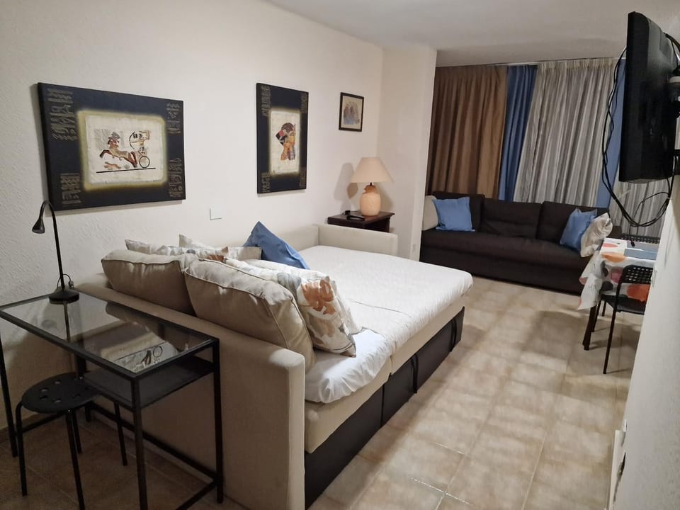 Bed, TV and multimedia, Living room