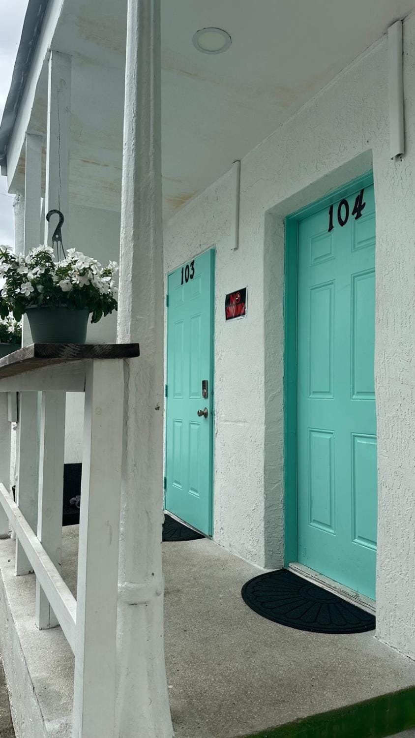 203 Miami Shared Rooms for Men Central Comfortable, Affordable Hostel in Miami