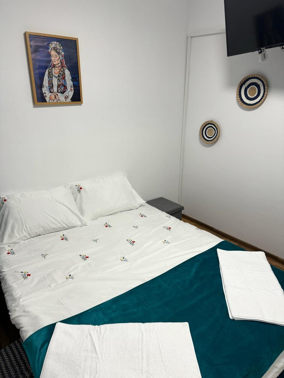 Bed, TV and multimedia, Photo of the whole room, Bedroom