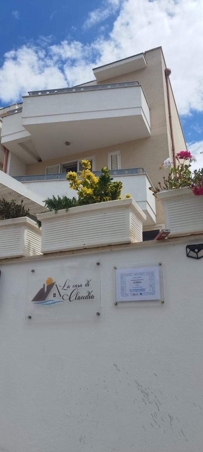 LA CASA DI CLAUDIA "attico con strepitosa vista mare 4 posti letto" Apartment in Torre San Giovanni