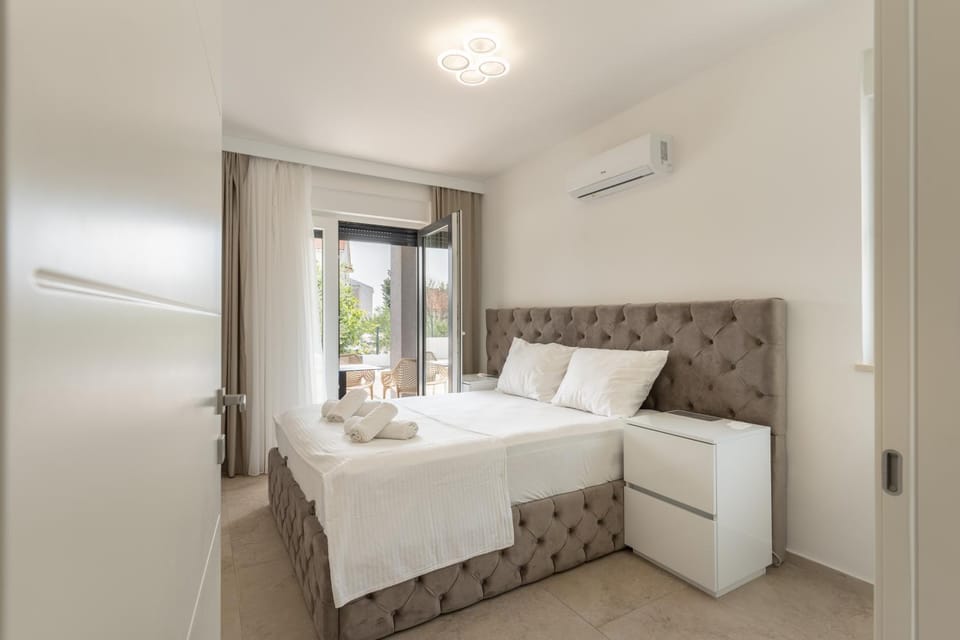 Bed, Living room, Photo of the whole room, Bedroom, towels, air conditioner