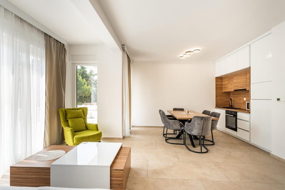 Kitchen or kitchenette, Living room, Seating area, Dining area