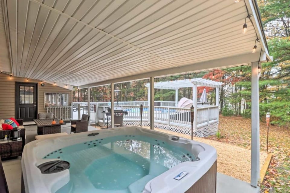 Oasis Hot Tub Pool Game Room House in Pocono Mountains