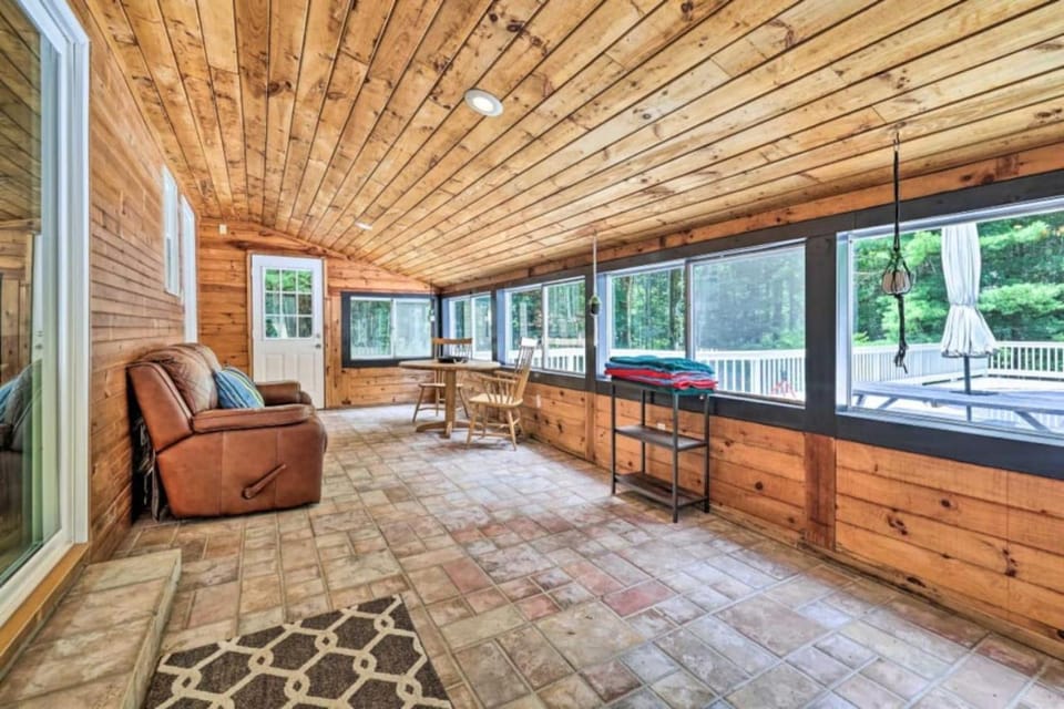 Oasis Hot Tub Pool Game Room House in Pocono Mountains