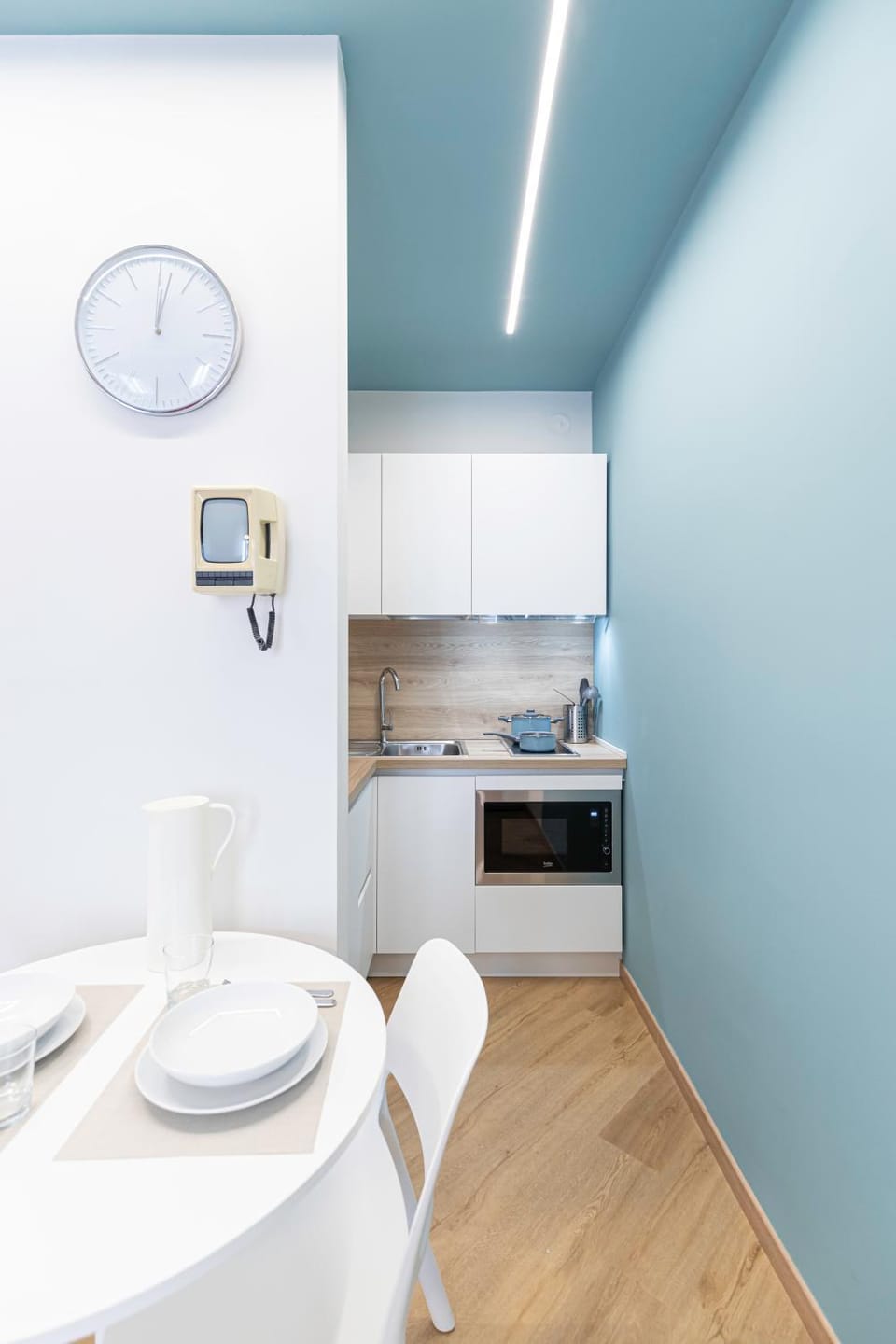 Kitchen or kitchenette, Dining area