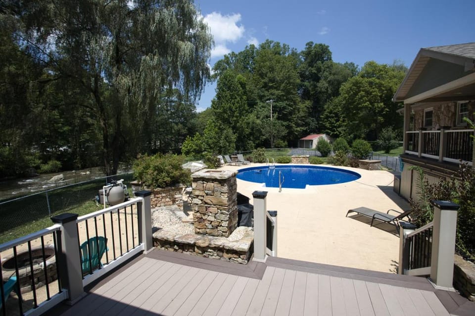 Waterfront Pool Hottub Deep Creek Lake Wisp House in Friendsville