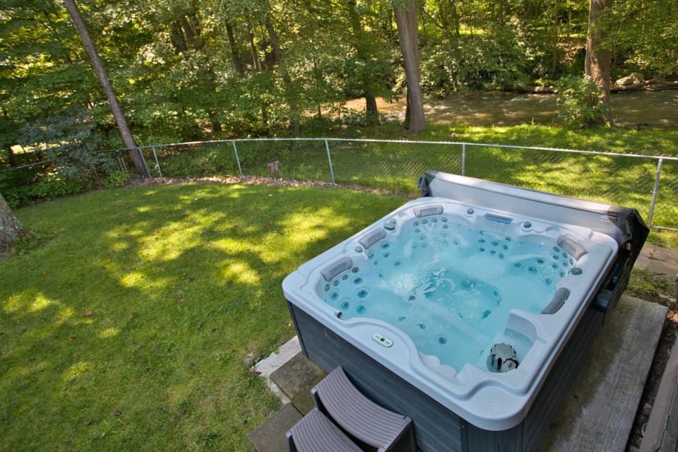 Waterfront Pool Hottub Deep Creek Lake Wisp House in Friendsville