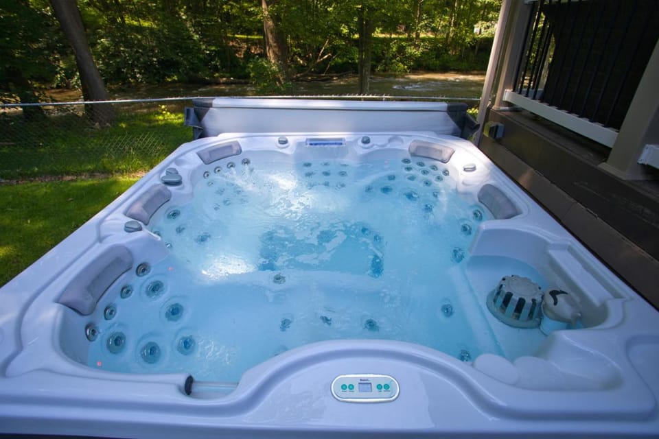 Waterfront Pool Hottub Deep Creek Lake Wisp House in Friendsville