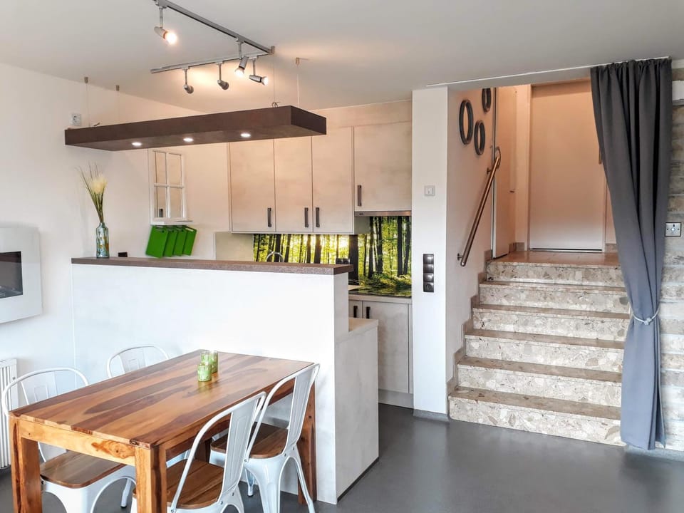 Kitchen or kitchenette, Dining area