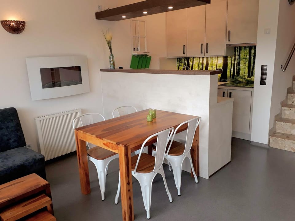 Seating area, Dining area